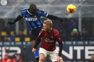  国际米兰冬窗豪购，锁定英超主力后卫  