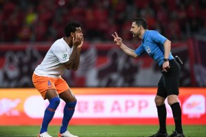  VAR争议判罚引发主帅集体炮轰  