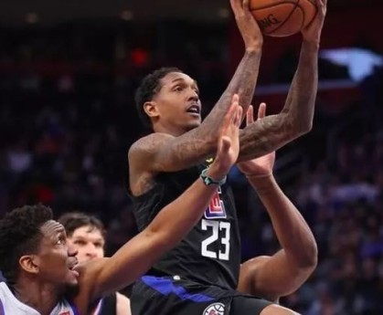  班凯罗暴扣点燃全场激情，魔术主场逆转战胜活塞